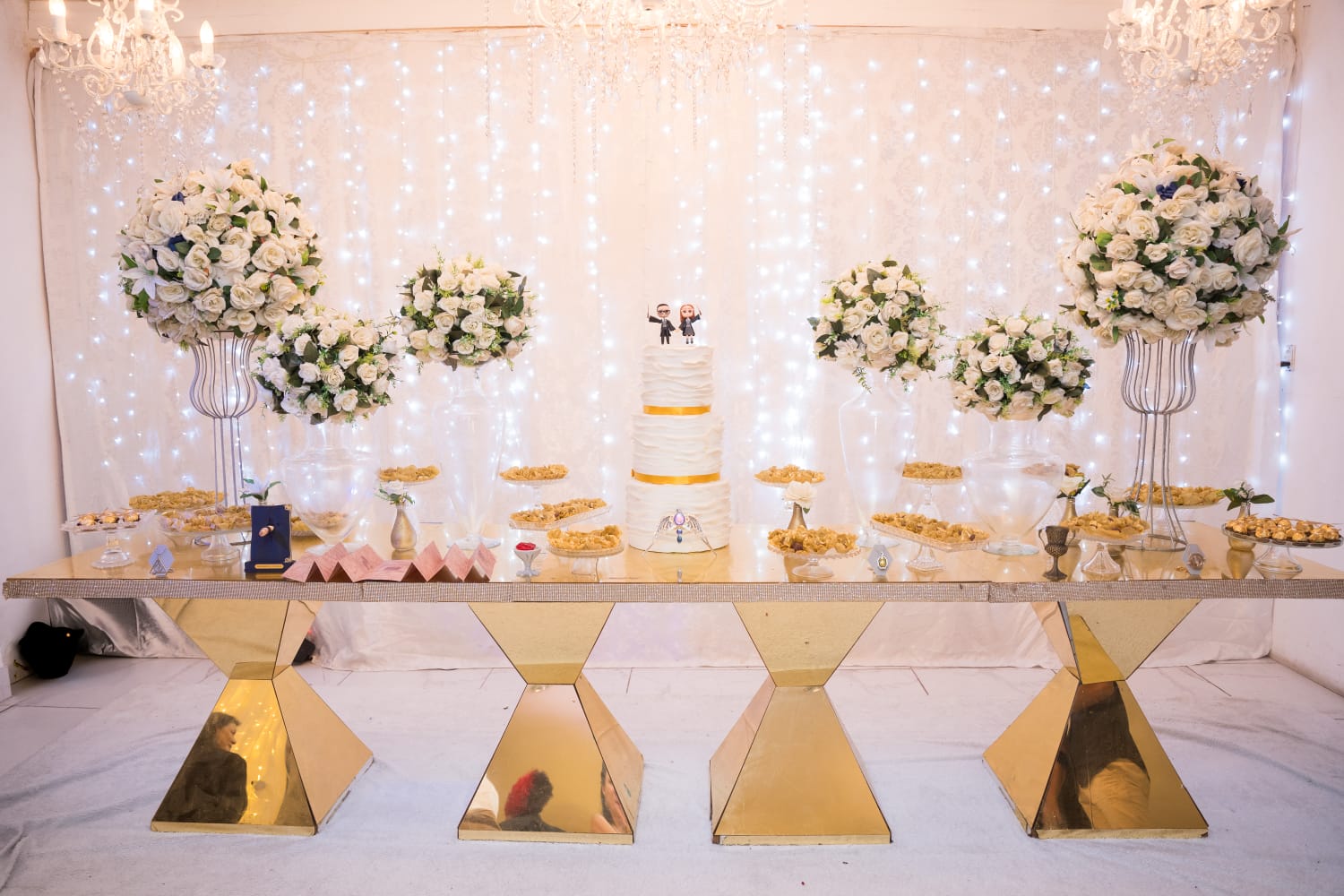 Cerimônia de casamento com decoração refinada na Bell Buffet, Itaquera SP