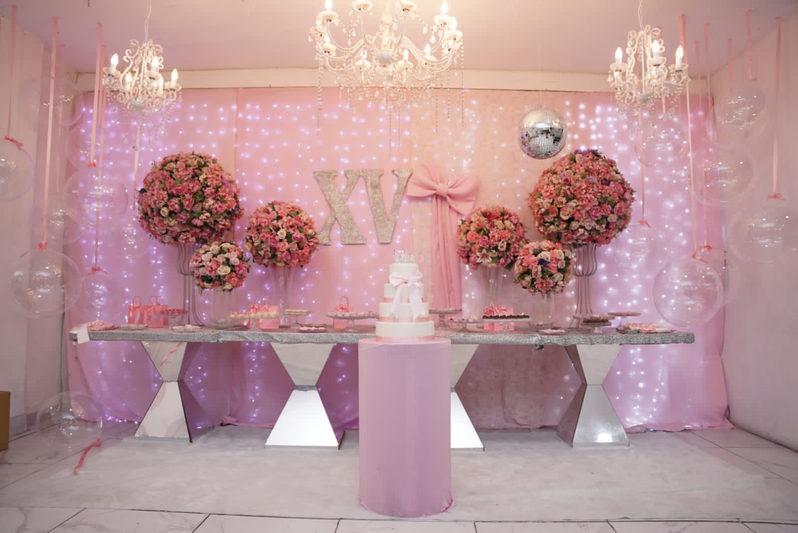 Salão preparado para festa de 15 anos — Bell Buffet, casa de festas em Itaquera