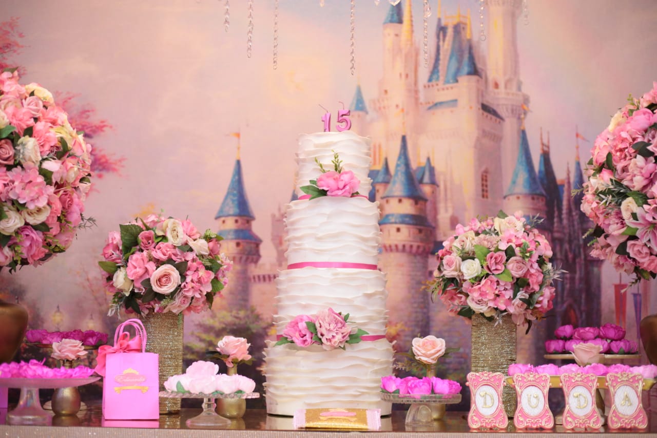 Salão decorado para festa de debutante (15 anos) em Itaquera, São Paulo