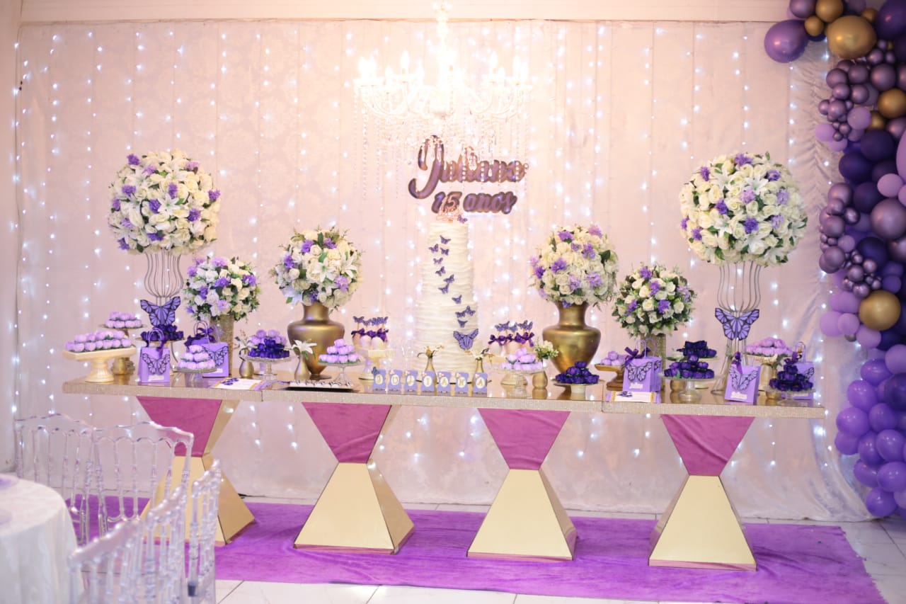 Festa de debutante com decoração sofisticada em casa de festas em Itaquera